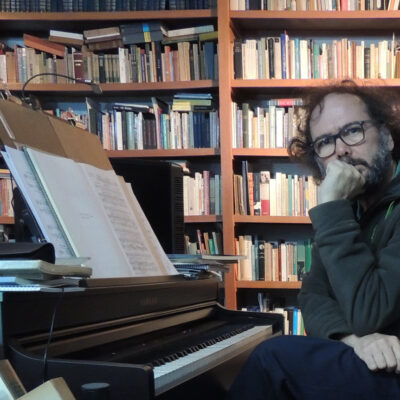 Flo Menezes na biblioteca 2 - julho 2020-rosto